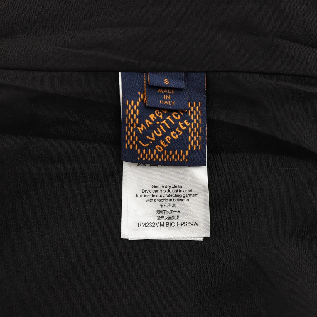 🅿️570 Louis Vuitton/Louis Vuitton embossed embossed fur collar denim jacket Originally purchased for 26,800, the fabric is made of 7*7 count combed siro spinning and thickened 480g twill denim fabric. There are hidden engraved button closures under the front placket. Monogram element pockets are integrated into the front panel into the leisurely workwear silhouette. Jacquard details are aligned and embossed. The pattern is clear, and two sets of aluminum molds are made for the two embossing areas. A set of molds is made for each code according to the size of the embossing on the two sides of the front panel. After high-temperature pressing, each pattern is manually filled with silicone to prevent dents. The washing process uses a combination of multiple processes such as heavy fermentation, washing and frying, spraying maliu, etc. Classic denim lapel design, straight hem design, all accessories and zipper hardware are all customized in matching bronze and distressed colors, the lining is customized with patches, and the fur collar is a detachable high-quality sheep collar to achieve perfect consistency. Size: XS-L